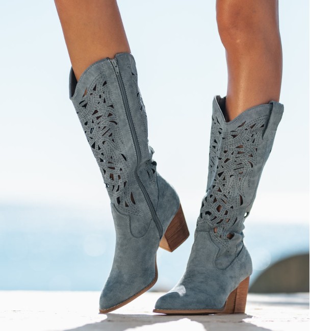 Botas de cowboy azuis com salto e cano recortado. Salto cubano. Vegan