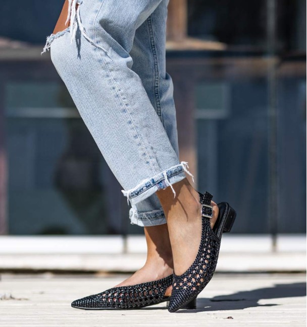 Botins pretos com salto largo e fivela no tornozelo. Peito do pé entrançado