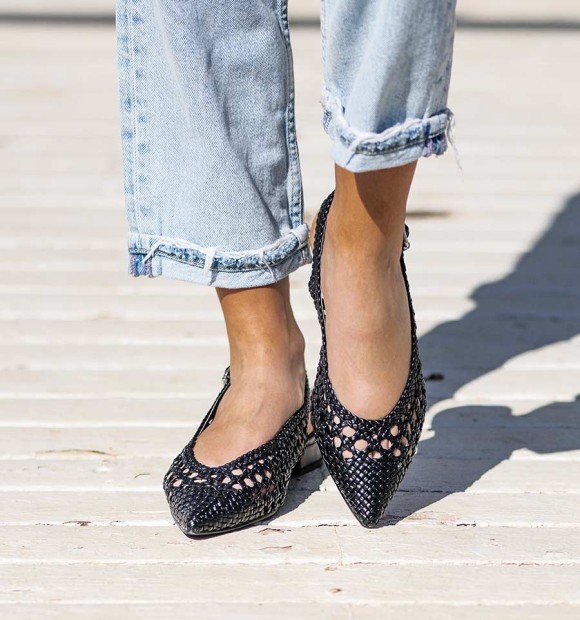 Black ankle boot with wide heel and buckle at the ankle. Braided instep 2