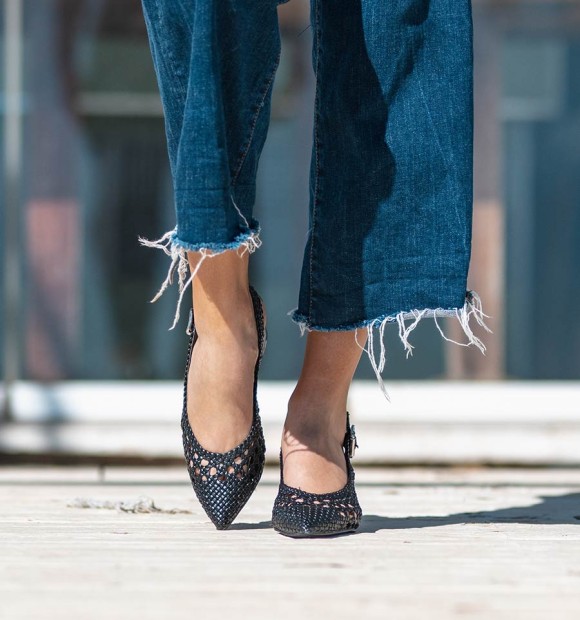 zapato negro calado, destalonado con tacón ancho. Animal free