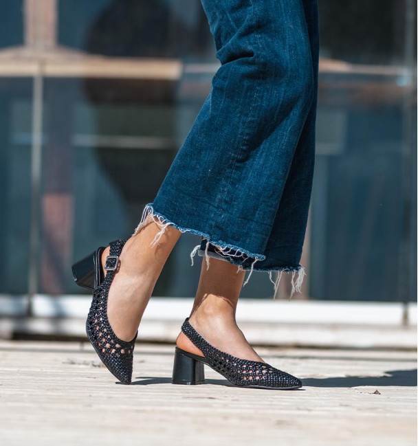 Sapato preto de biqueira aberta, com salto largo. Sem animais