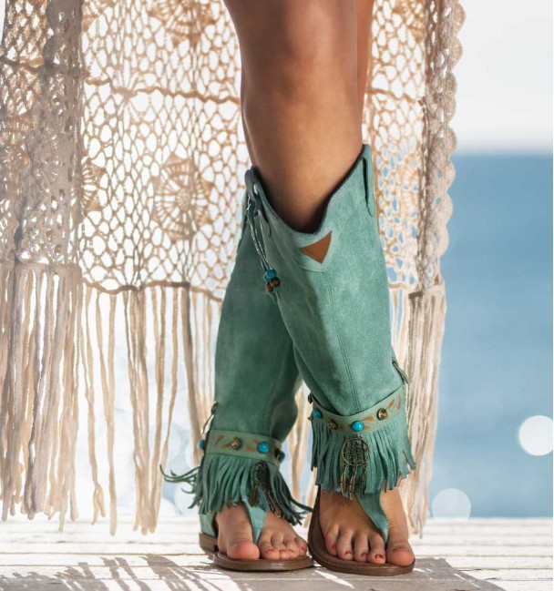 botas sandalias hippie chic altas en verde azulado, con flecos y adornos. Animal free