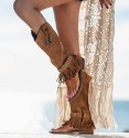 botas camel sandálias estilo boémio com franjas e ornamentos. Sem animais