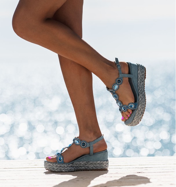 Sandalias con cuña de esparto en color azul con adornos en el empeine, sujeción en el tobillo