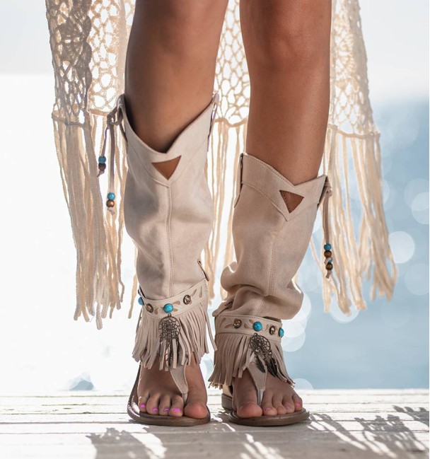 Botas de sandálias bege estilo boho com franjas e ornamentos. Sem animais