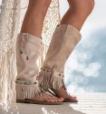 botas sandalias beige estilo boho con flecos y adornos. Animal free