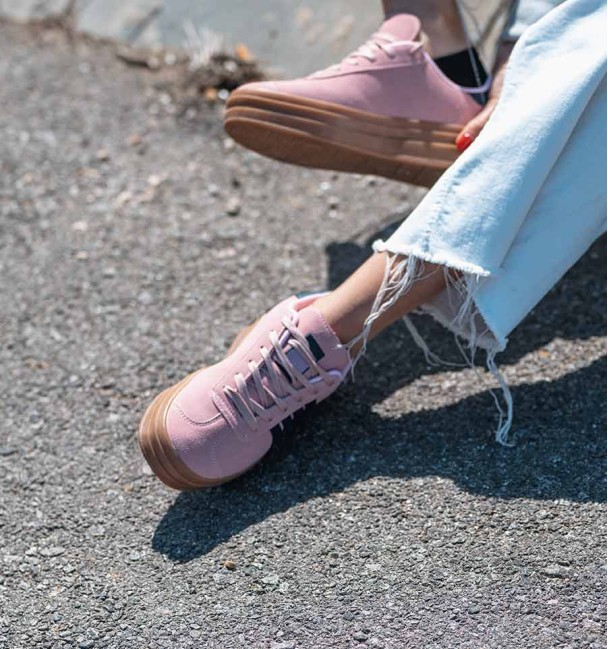 Sapatilhas em tecido rosa com sola dupla de borracha castanha e 4 riscas azuis. Sem animais.