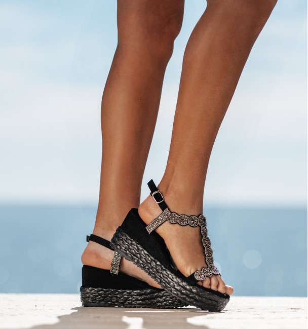 Sandalias con cuña de esparto en color negro con adornos de cristales en el empeine, sujeción en el tobillo