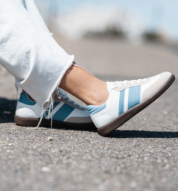 zapatillas deportivas combinadas en serraje gris, cuerina blanca y lineas vaqueras. Suela goma marrón 2