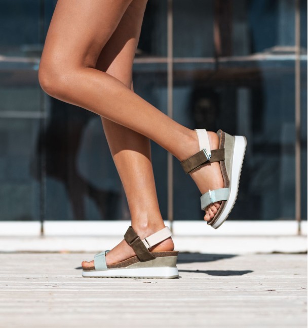 sandalias chunky con cuña. Sandalias técnicas con velcros en kaky y beige