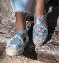 silver espadrilles with crossed elastic straps on the instep and original woven toe cap. Animal free