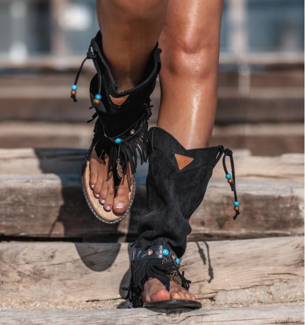 botas preto sandálias estilo boémio com franjas e ornamentos. Sem animais