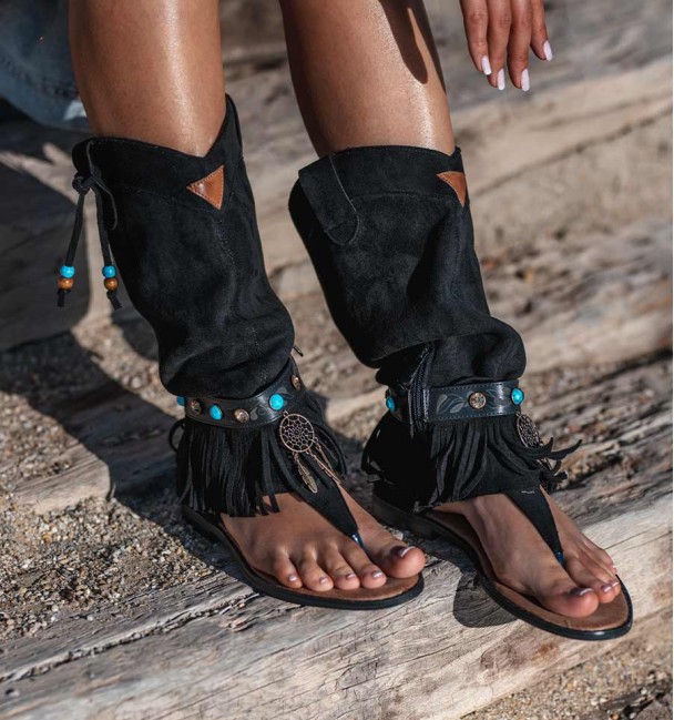 botas preto sandálias estilo boémio com franjas e ornamentos. Sem animais