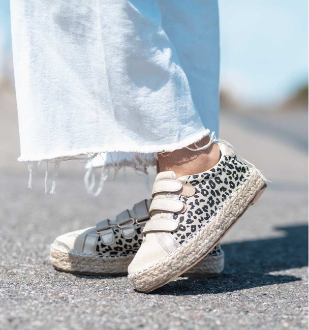 Printed canvas sneakers with esparto sole. Golden velcro fastening, beige toe cap and tongue.