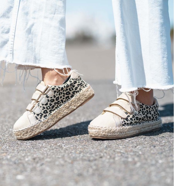 zapatillas deportivas de lona estampada y suela de esparto. Cierre con velcros en dorado, puntera y lengüeta beige.