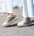 zapatillas deportivas de lona estampada y suela de esparto. Cierre con velcros en dorado, puntera y lengüeta beige.