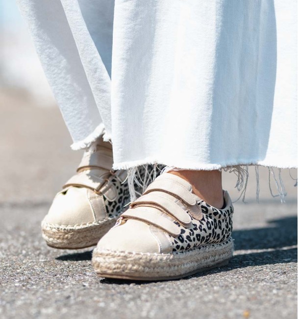 Printed canvas sneakers with esparto sole. Golden velcro fastening, beige toe cap and tongue.