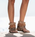 botas de sandálias bohochic em material têxtil em camel com fitas e franjas e franjas