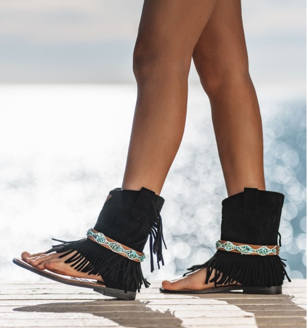 Botas sandálias bohochic de matéria têxtil em preto e fita de pedra colorida