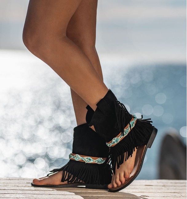 Botas sandálias bohochic de matéria têxtil em preto e fita de pedra colorida