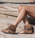 botas sandalias bohochic de material textil en camel  con cintas y adornos y flecos