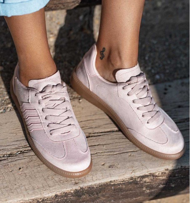 Sapatilhas em tecido rosa com sola de borracha castanha e 4 riscas . Sem animais.