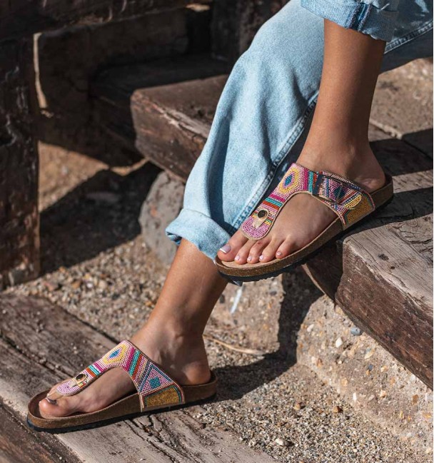 sandalias bio con pala en empeine y sujeción dedos. Con cuentas de colores y suela de corcho sandalias bio con pala en empeine y sujeción dedos. Con cuentas de colores y suela de corcho