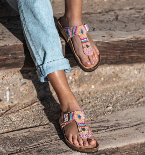 Bio sandals with vamp and toe support. With coloured beads and cork sole. Bio sandals with vamp and toe support. With coloured beads and cork sole.