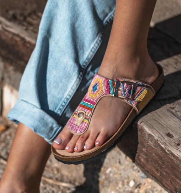 Bio sandals with vamp and toe support. With coloured beads and cork sole.