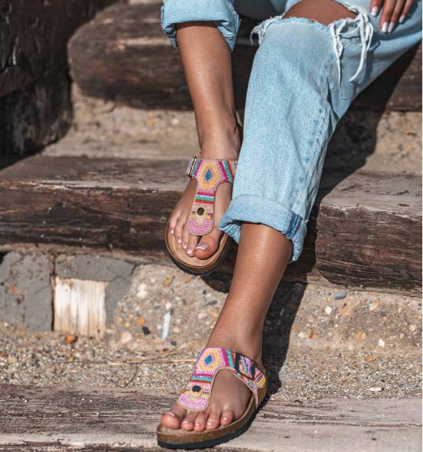 Bio sandals with vamp and toe support. With coloured beads and cork sole. Bio sandals with vamp and toe support. With coloured beads and cork sole.