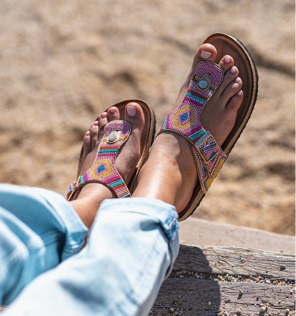 sandalias bio con pala en empeine y sujeción entre los dedos. Con cuentas de colores y suela de corcho sandalias bio con pala en empeine y sujeción entre los dedos. Con cuentas de colores y suela de corcho