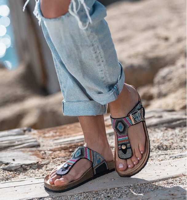 sandalias bio con pala en empeine y sujeción dedos. Con cuentas de colores y suela de corcho
