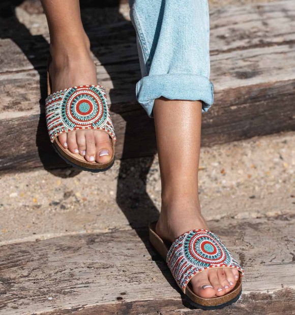 sandalias planas con suela bio y pala con cuentas de colores. suela de goma 2