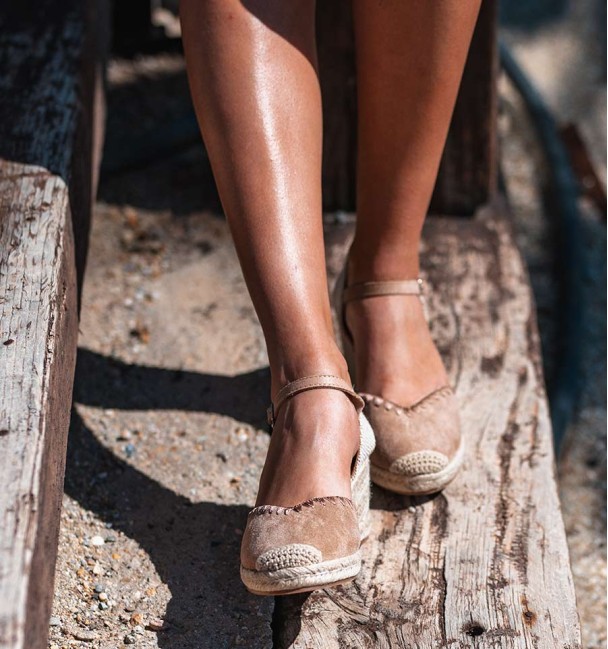 Brown wedges with embroidered detail on the edge. Textile material and esparto sole.