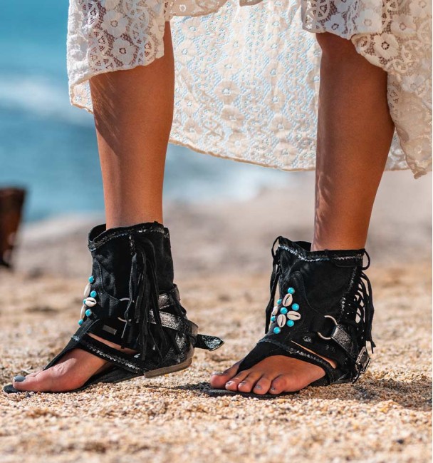 botas sandalias negras militar con conchas y flecos