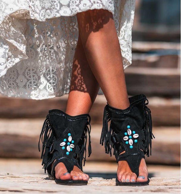 botas sandalias negras militar con conchas y flecos