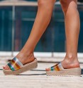 sandalias con cuña y plataforma de esparto, empeine de varias tiras de colores.