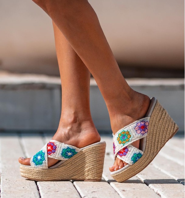 cuñas esparto con empeine en blanco y flores de colores