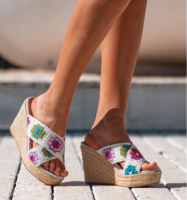 cuñas esparto con empeine en blanco y flores de colores