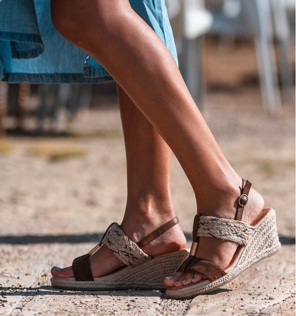sandalias en tonos marrones con cuña de esparto .Pulsera tobillo