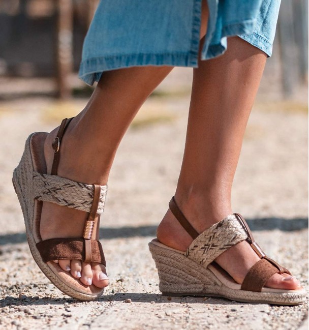 sandalias en tonos marrones con cuña de esparto .Pulsera tobillo