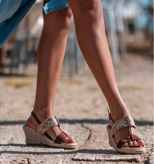 sandalias en tonos marrones con cuña de esparto .Pulsera tobillo
