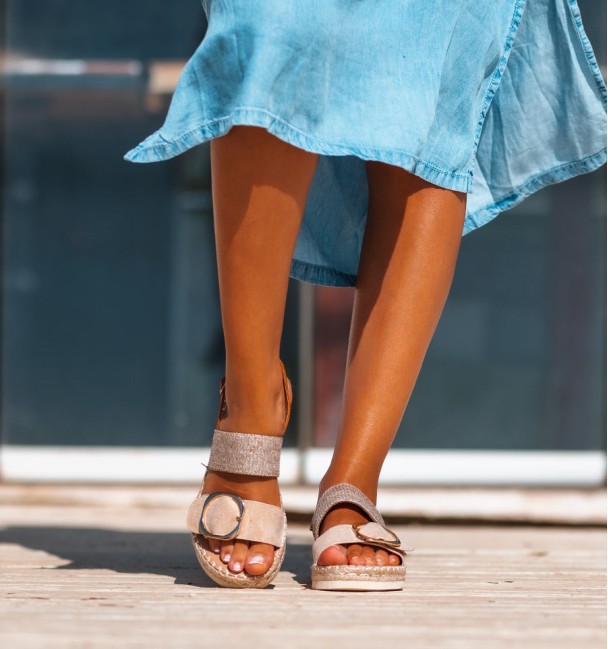 Sandals with a light platform in esparto grass and white rubber. Jute and textile straps on the instep. Golden buckle.