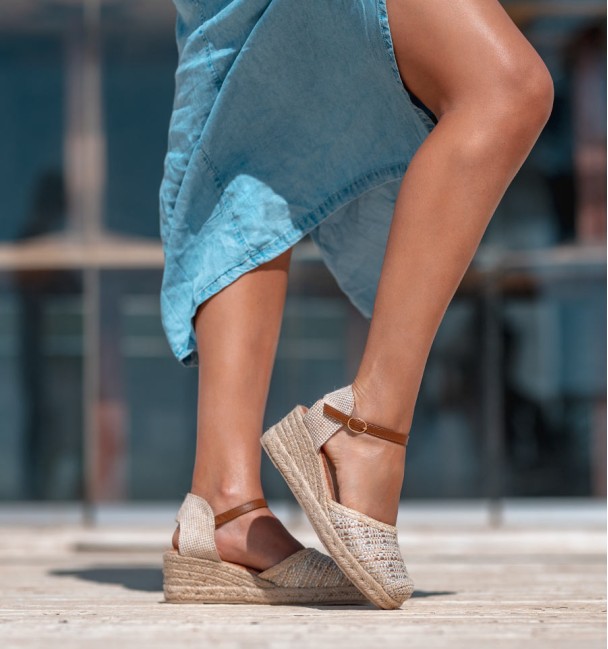 Cuñas con suela de esparto y empeine en textil. Pulsera hebilla tobillo