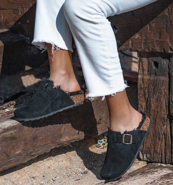 Women's black clogs for winter. Cork and rubber sole, warm inside. Animal free