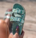 sandalias bio con hebillas y cuentas en tonos verdes y turquesas