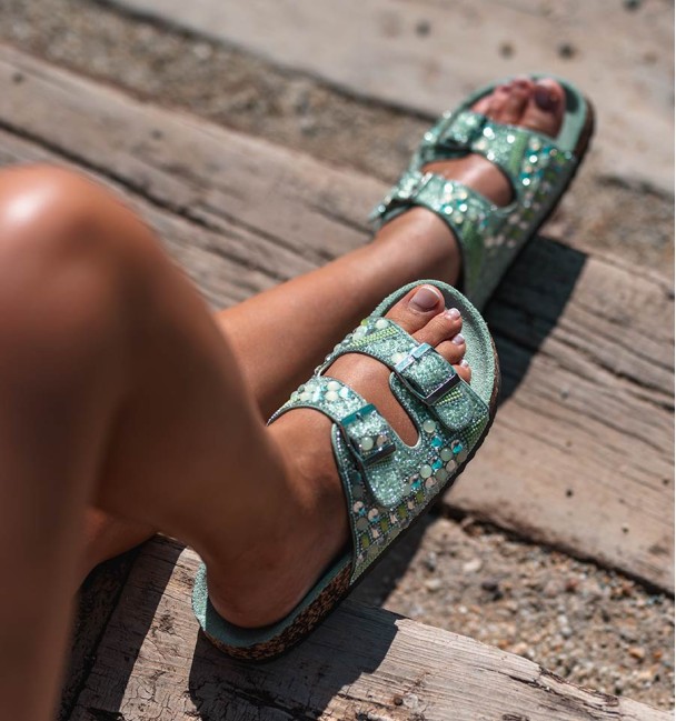 sandalias bio con hebillas y cuentas en tonos verdes y turquesas sandalias bio con hebillas y cuentas en tonos verdes y turquesas