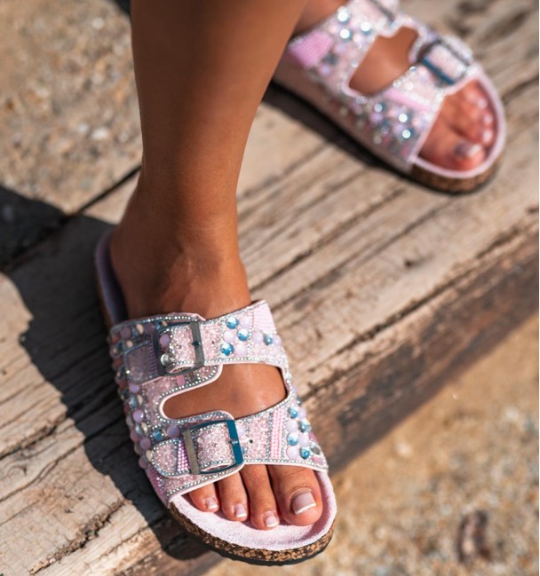 sandalias bio suela de corcho con hebillas y cuentas en tonos rosas