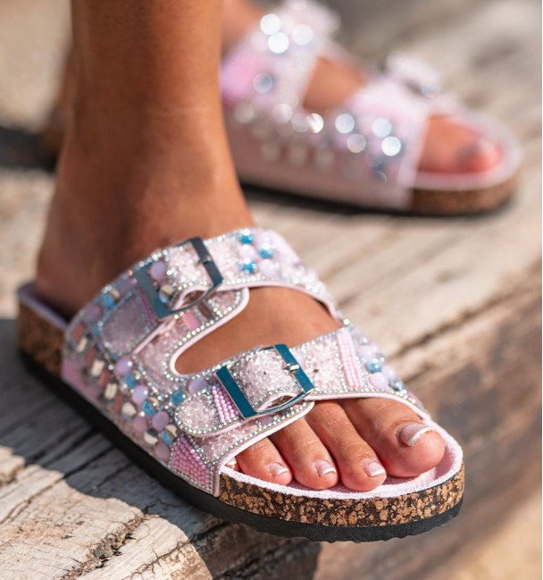 bio sandals with buckles and beads in pink tones