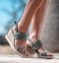 Sandalias con cuña forrada y empeine verde. Animal free